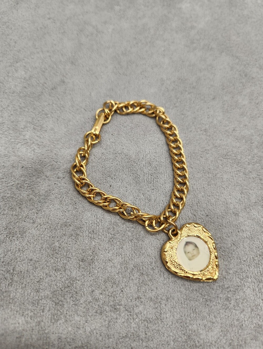 Vintage 70s Chain Bracelet Hinged Locket Heart Photo Frame Golden Tone Pendant